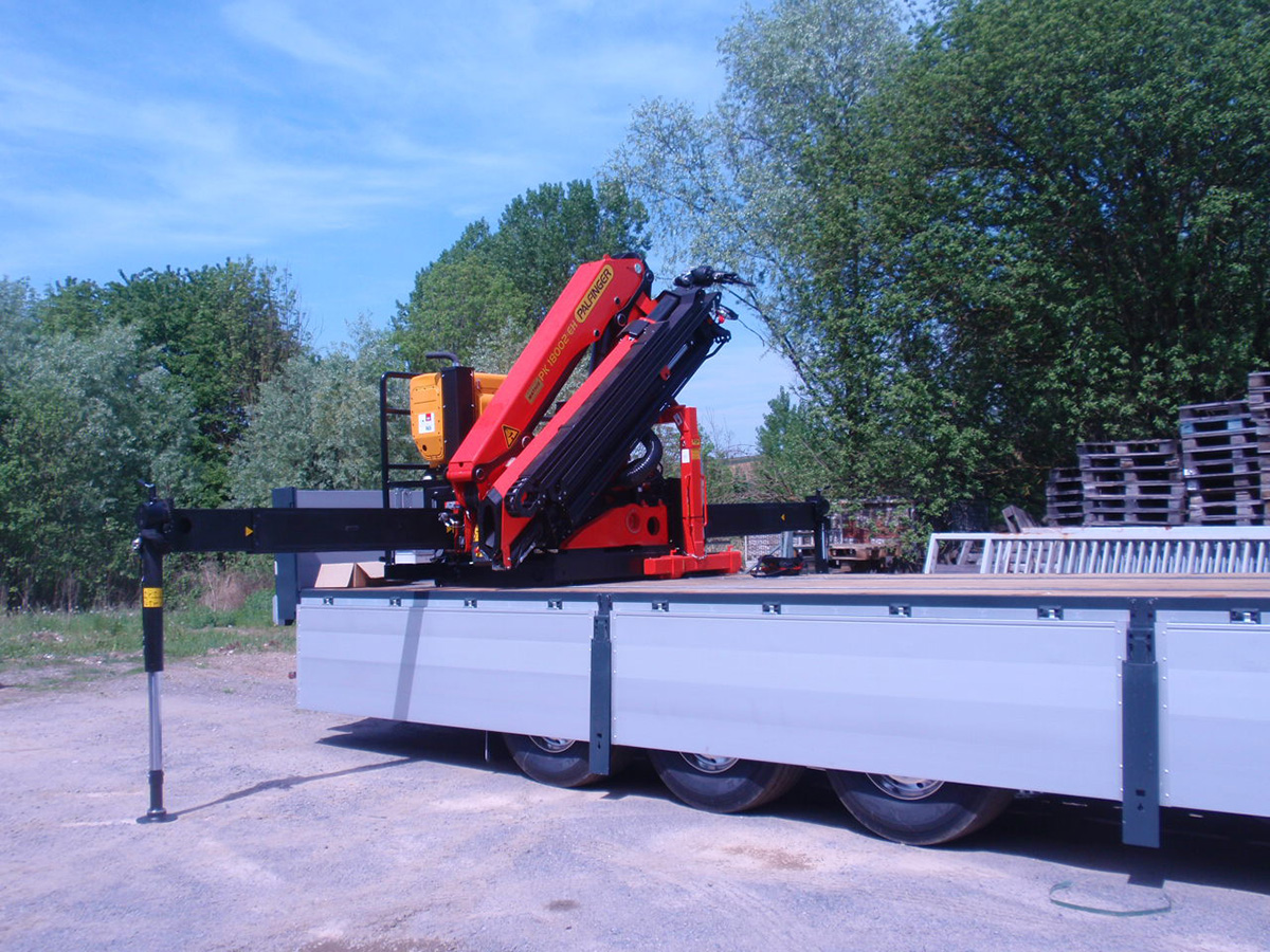 Concepteur et fabricant de camion plateau grue, carrosserie industrielle