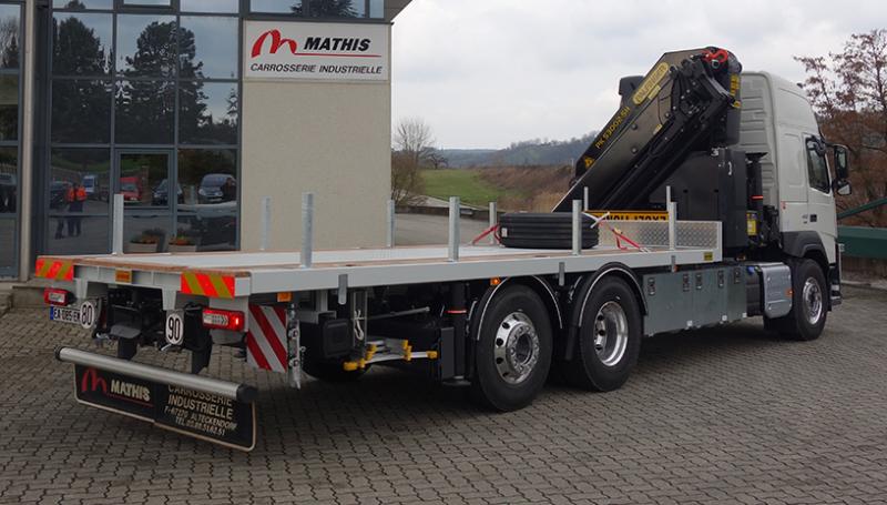 Premier véhicule 6x2 équipée d'une grue Palfinger PK53002SH et d'un plateau type levageur. Plusieurs coffres ADBox France viennent compléter le carrossage.