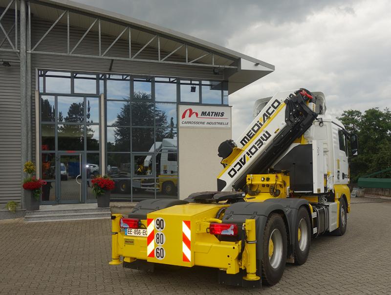 Camion 6x4 empattement court équipé d'une grue Palfinger PK53002SHD.