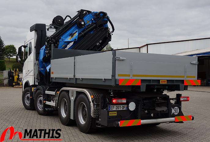 Véhicule double réception équipé d'une grue PK92002SHF, d'un JIB PJ170E et d'un treuil. Le plateau est amovible. Ce camion est complété par une remorque surbaissé Faymonville