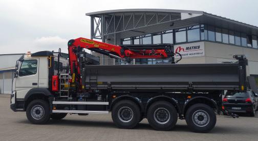 Camion équipée d'une bibenne concave 26 tonnes Vincent et d'une grue PK20001K