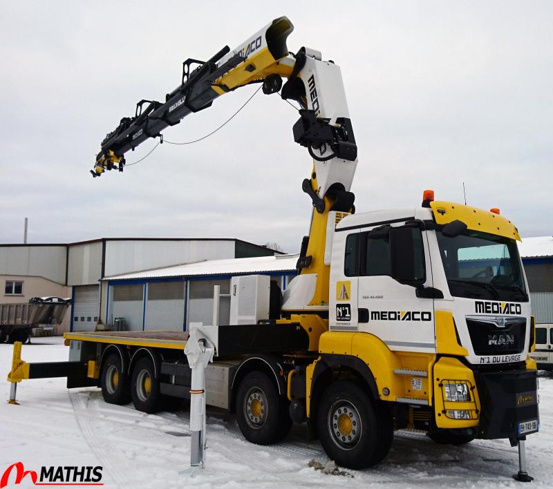 Grue PALFINGER PK92002SHG PJ125C montée en dos cabine. Utilisée pour des travaux de longues portées.