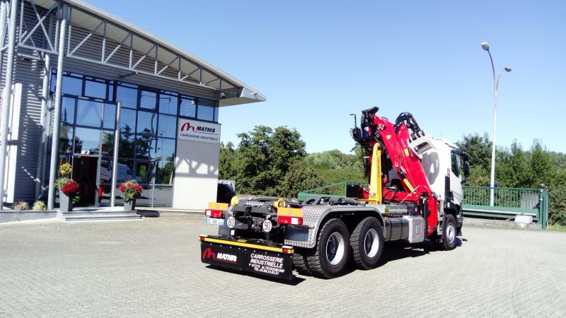 Camion équipée d'une grue forestière EPSILON Q170 Z 96 ainsi que d'un bras de manutention T20