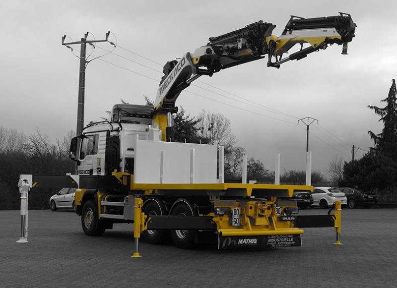 Véhicule double réception tracteur / porteur avec grue Palfinger Pk42002SH. En version porteur, plateau d'une longueur de 4.00m, plancher bois exotique. L'ensemble équipé de plusieurs coffres de rangements ADBox France.