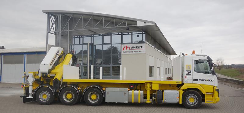 Véhicule équipé d'une grue PALFINGER PK92002SHF implanté en PAF sur un tridem + béquille téléscopique. Un plateau levageur pour le transport de bungalow a été ajouté à ce carrossage. Des coffres de la marque ADBox viennent compléter l'équipement.