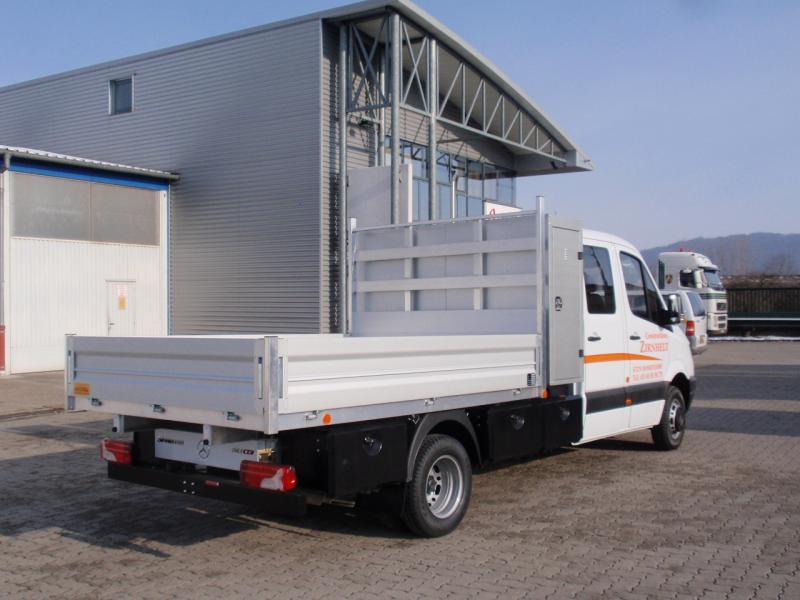 Plateau tout aluminium avec aménagement coffre sur mesure dos cabine